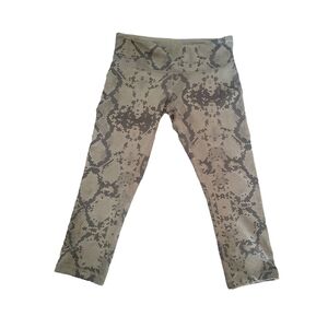 🎈Sale🎈LULULEMON Size 8 Snakeskin Print Cropped Leggings